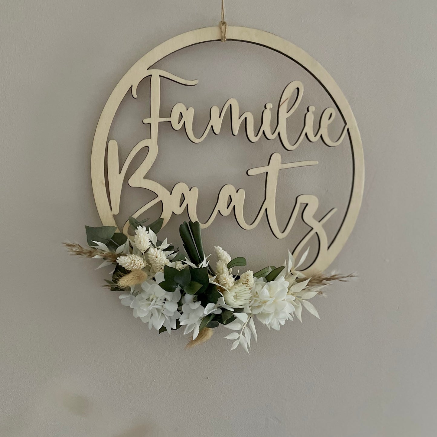 Personalisierter Trockenblumenkranz aus Holz mit Familiennamen – Perfektes Hochzeitsgeschenk