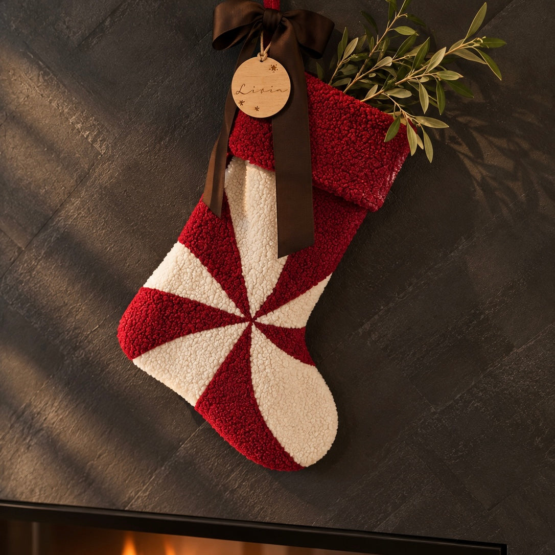 Personalisierter Weihnachtsstrumpf mit Namen & Holzanhänger – Rot/Creme