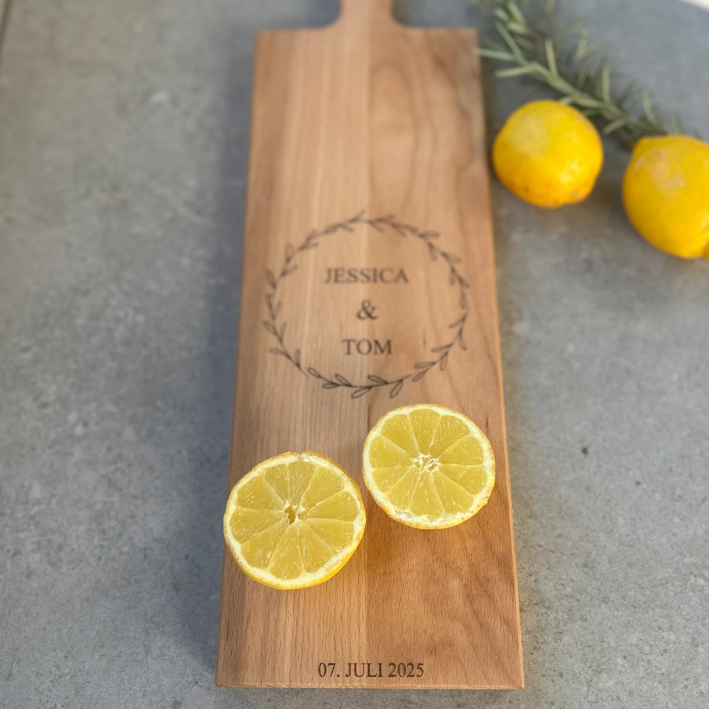 Personalisiertes Schneidebrett aus Buchenholz – Hochzeitsgeschenk mit Gravur