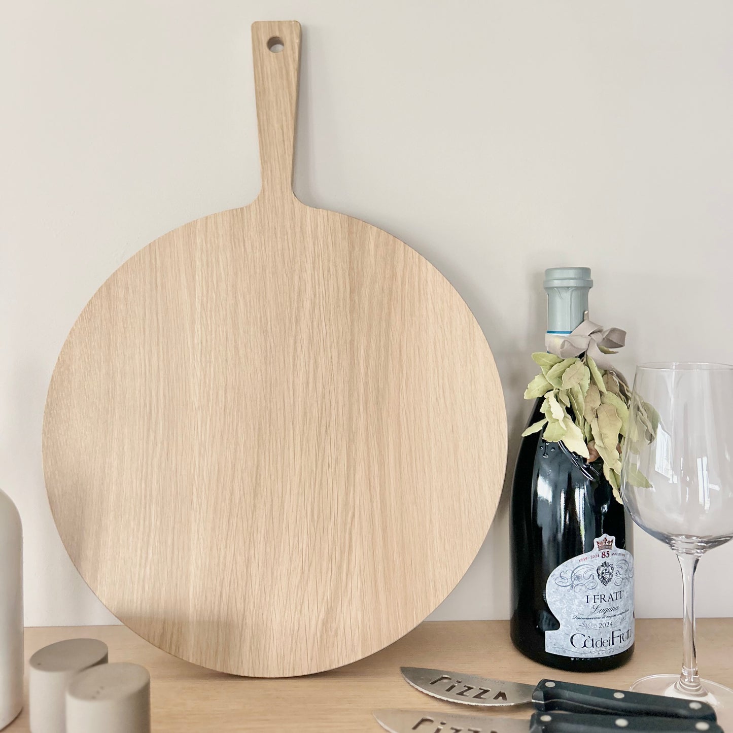 Premium Pizzabrett aus massiver Eiche mit Griff – handgefertigt