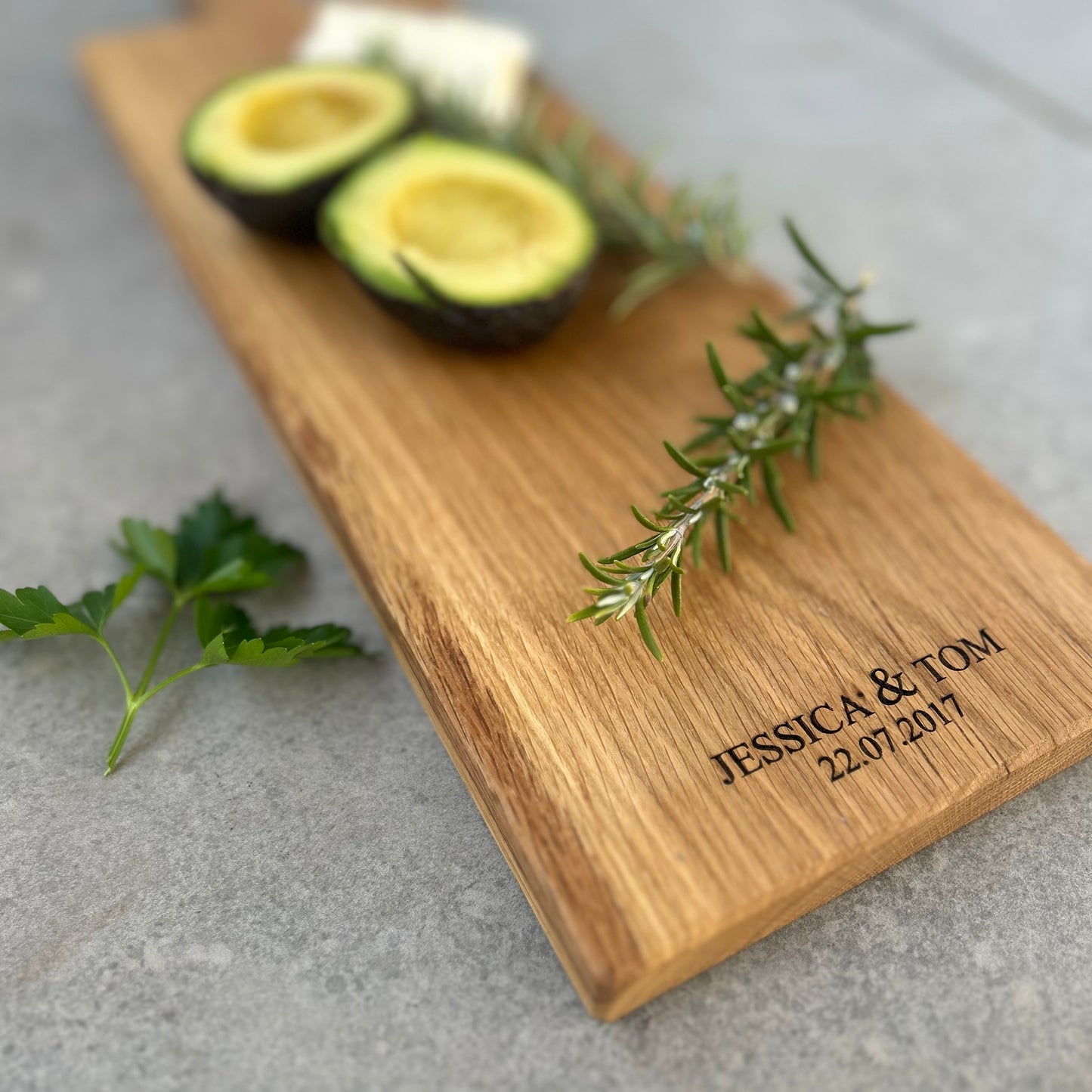 Personalisiertes Schneidebrett aus Eichenholz – Hochzeitsgeschenk mit Gravur