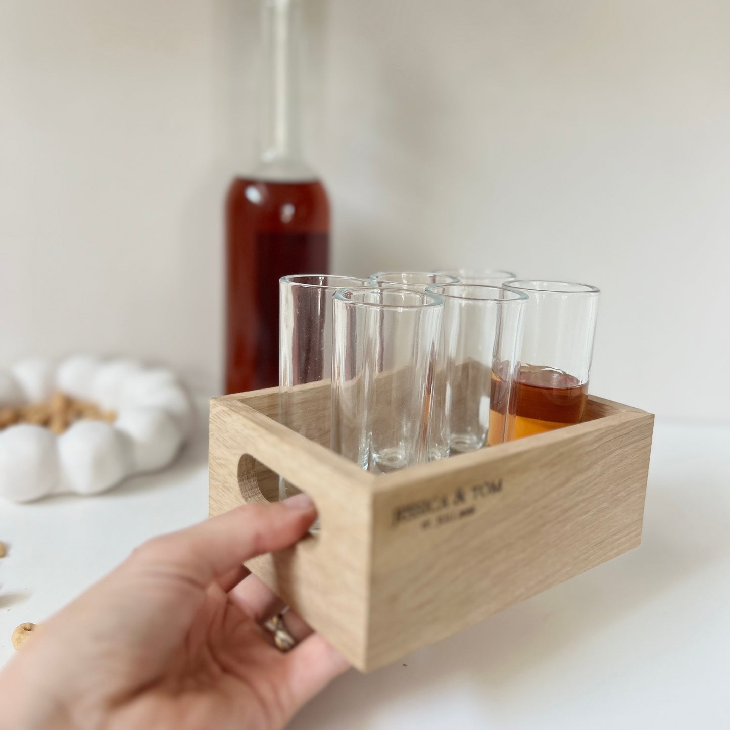 Personalisierbares Schnapstablett aus Eichenholz - Hochzeitsgeschenk mit Gravur