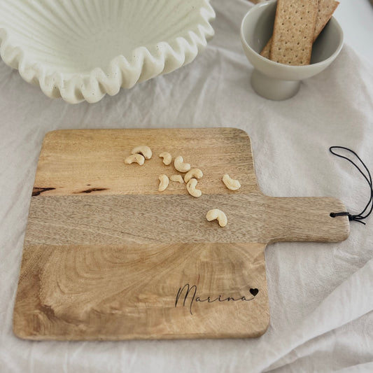 Personalisiertes Schneidebrett mit Namen & Herz | Graviertes Holzbrett Geschenk für Paare, Hochzeit oder Weihnachten