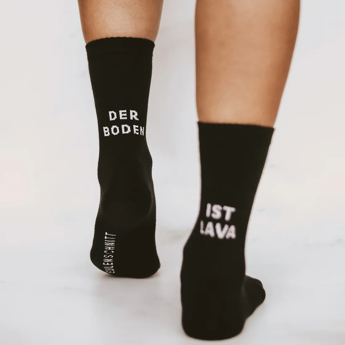 Eulenschnitt Socken schwarz „Der Boden ist Lava"