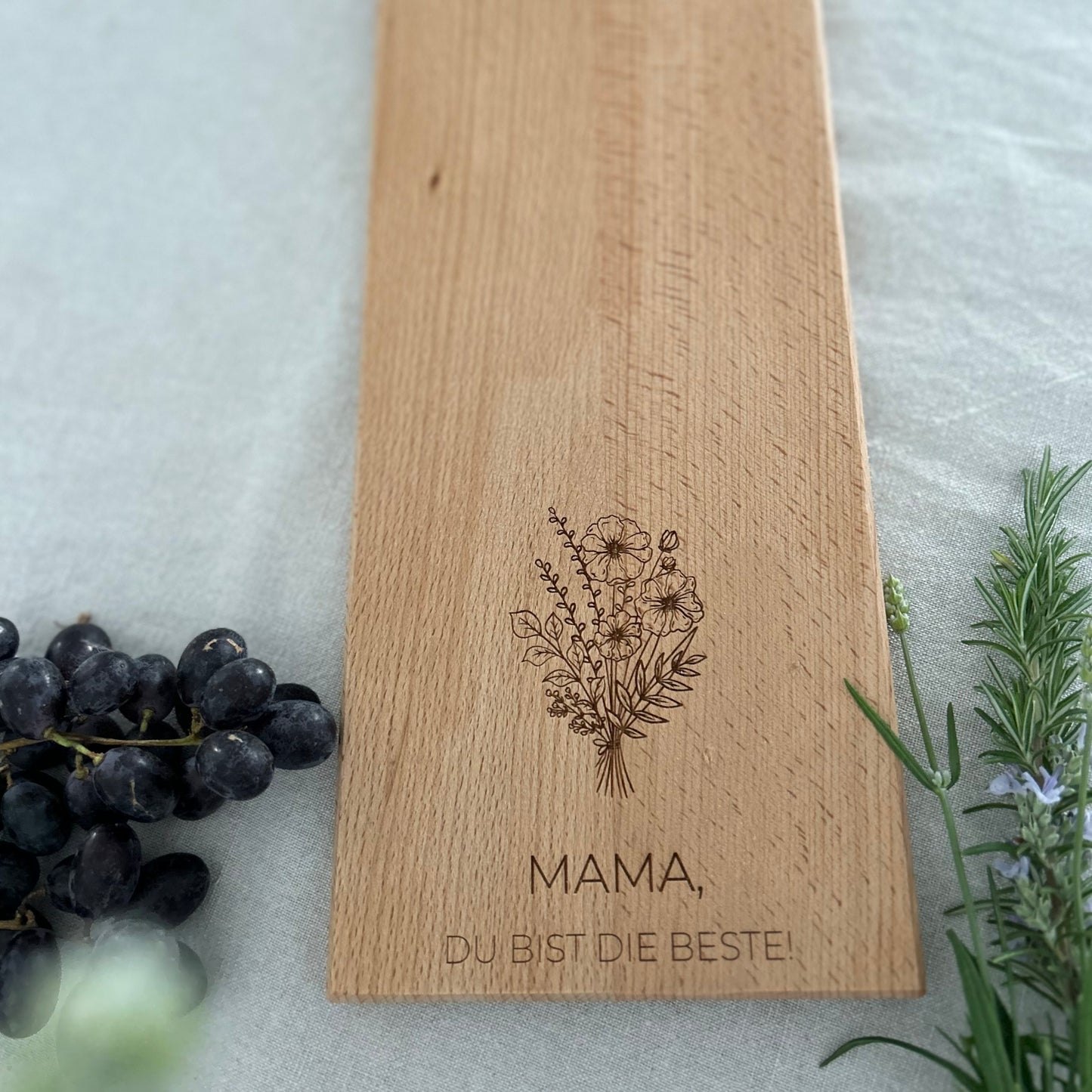 Graviertes Schneidebrett „Mama, du bist die Beste!“ – Muttertagsgeschenk aus Holz