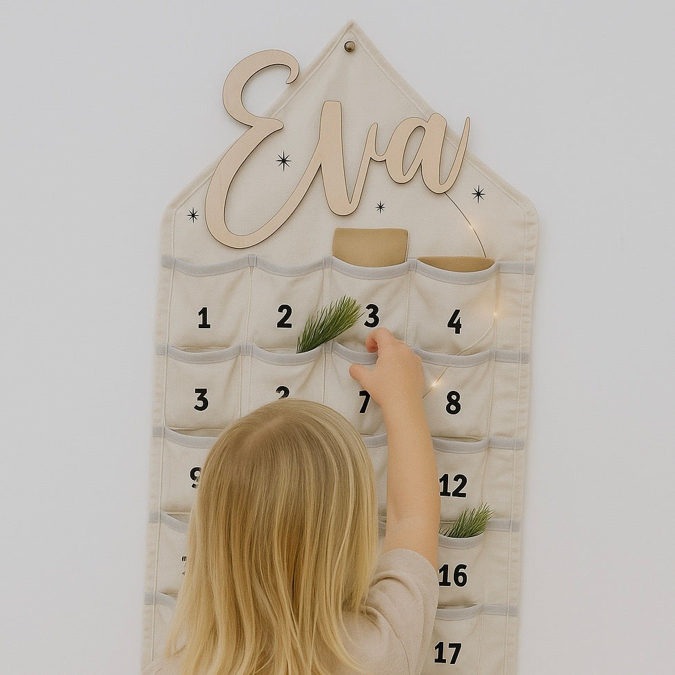 Personalisierter Stoff-Adventskalender mit Holz-Namensschriftzug