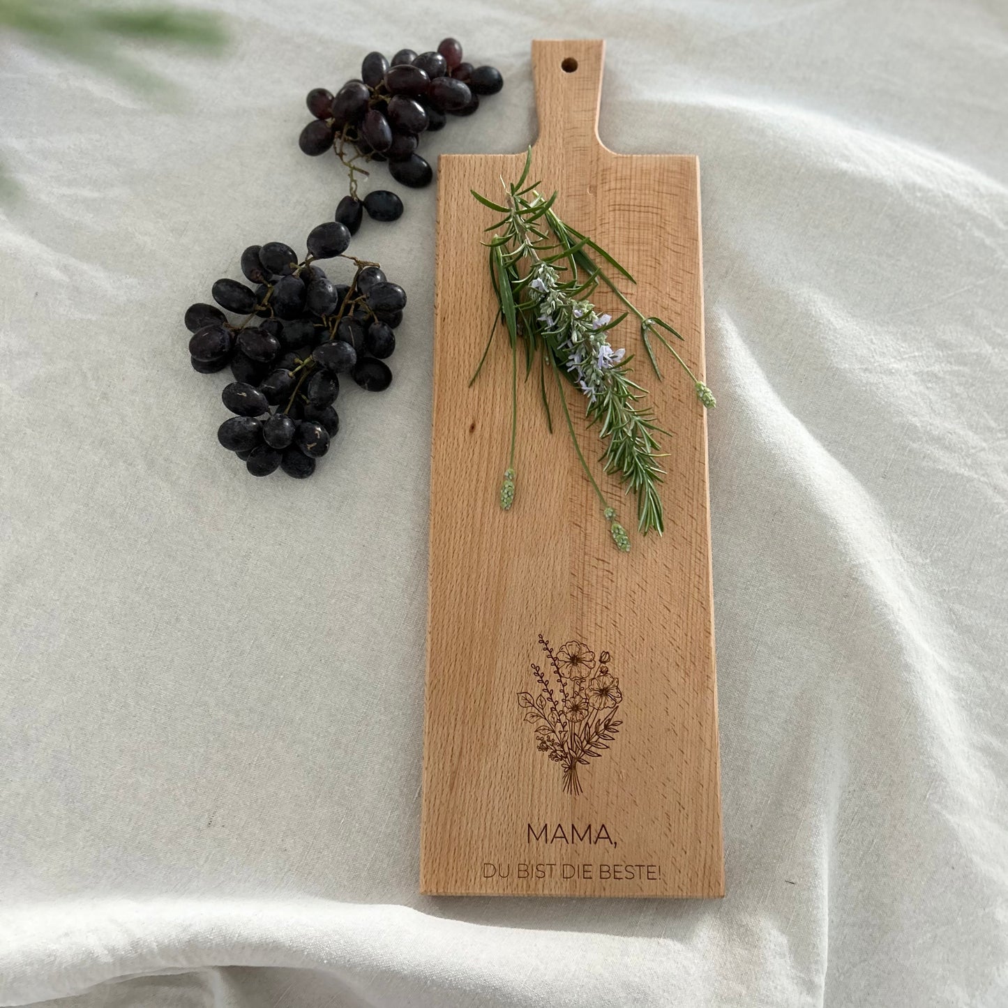Graviertes Schneidebrett „Mama, du bist die Beste!“ – Muttertagsgeschenk aus Holz