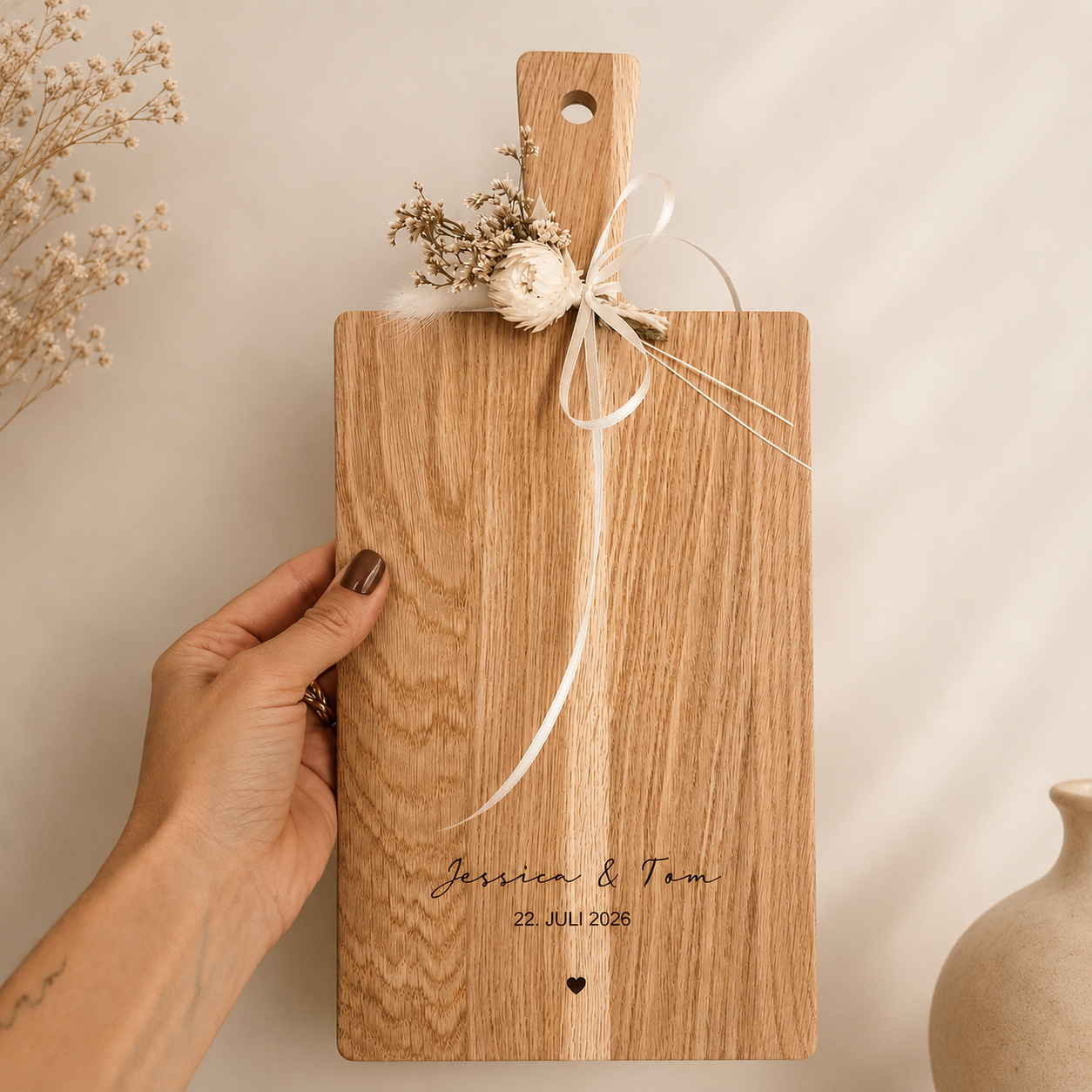 Personalisiertes Schneidebrett aus Eiche mit Gravur & Herz – Eichenbrett mit Griff | Hochzeitsgeschenk & Geschenk zur Einweihung