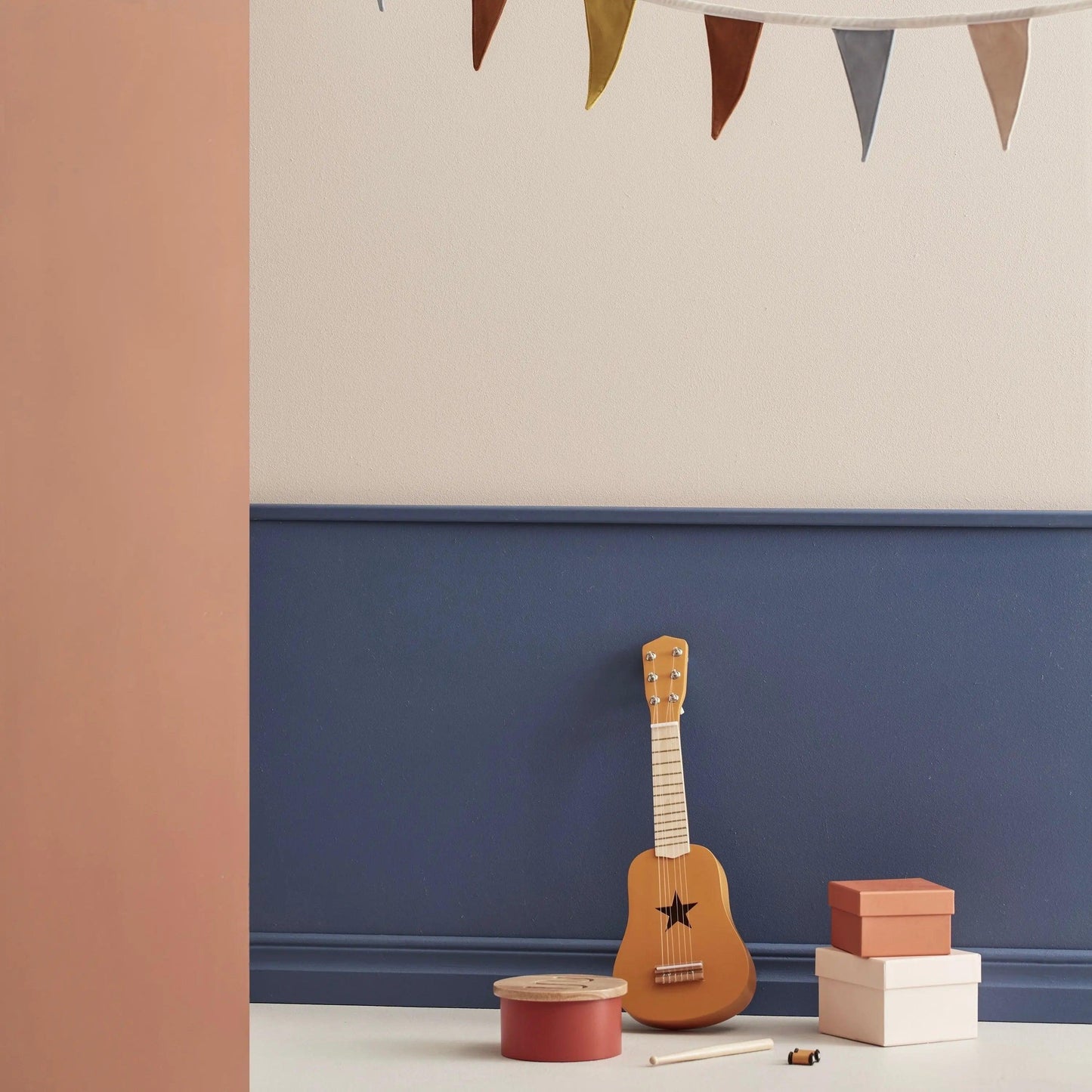 Kindergitarre aus Holz okker 53cm ab 3 Jahren personalisiert - Kids Concept Schön Manufaktur