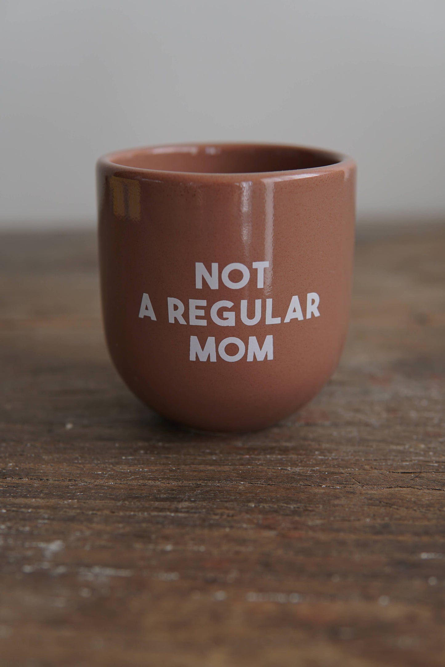 Sisi Tasse „Not a Regular Mom“ – handgefertigte Keramiktasse