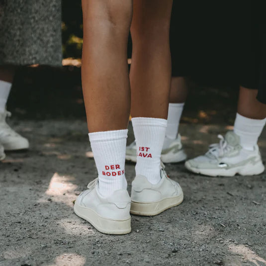 Eulenschnitt Socken „Der Boden ist Lava „