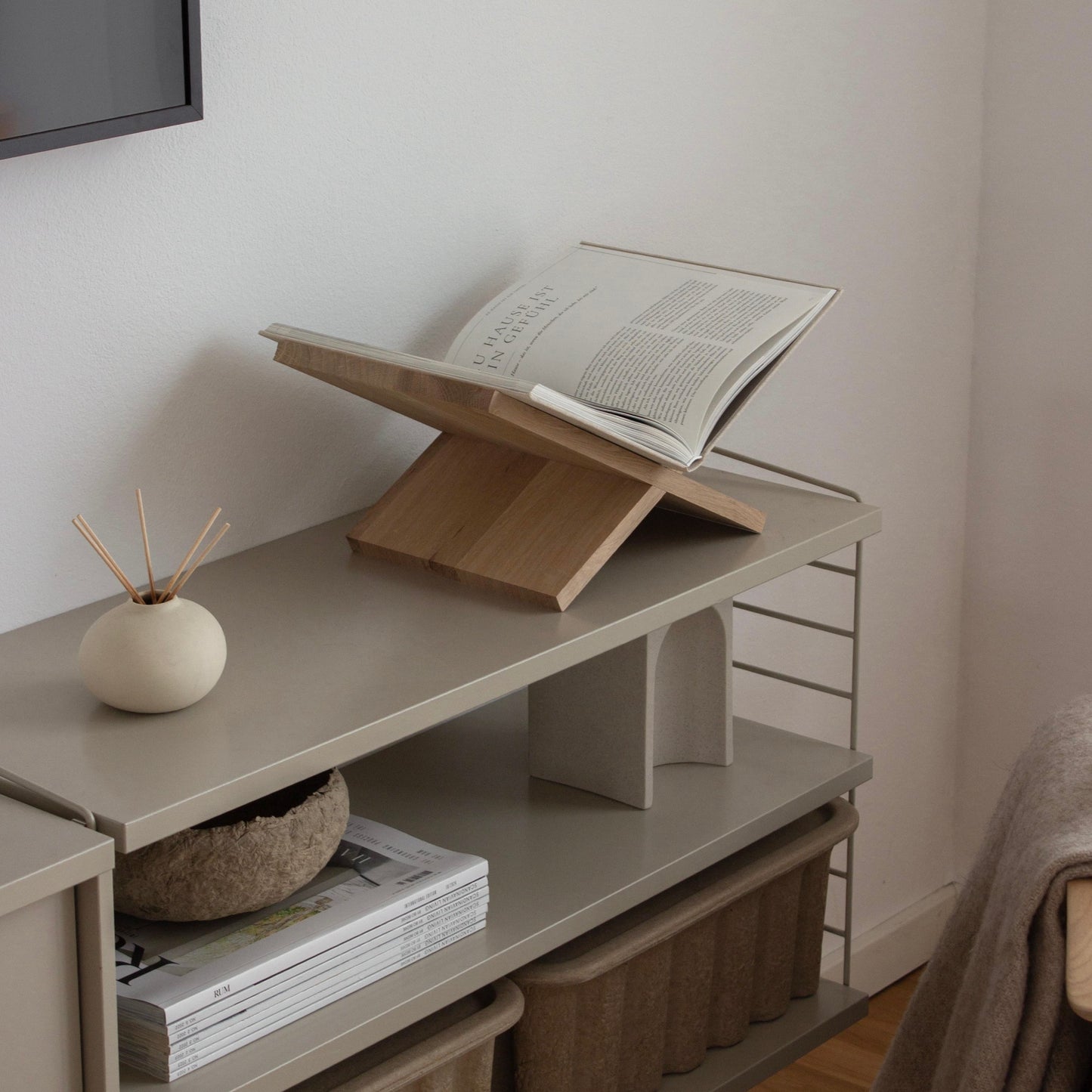 Handgefertigter Buchständer mit Gravur – Das perfekte Geschenk für Familie & Freunde