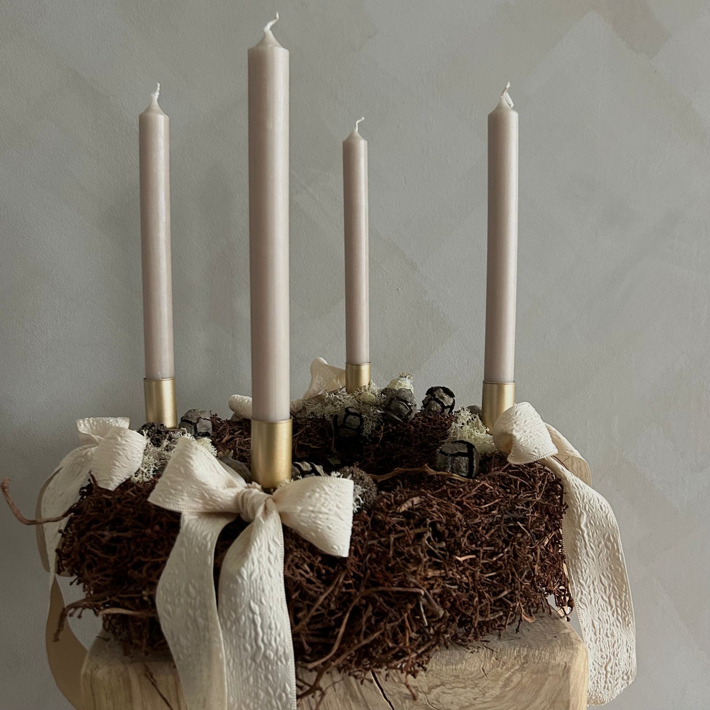 Natürlicher Adventskranz aus Weinrebe, Islandmoos & Zapfen – stilvolle Weihnachtsdeko im modernen Look