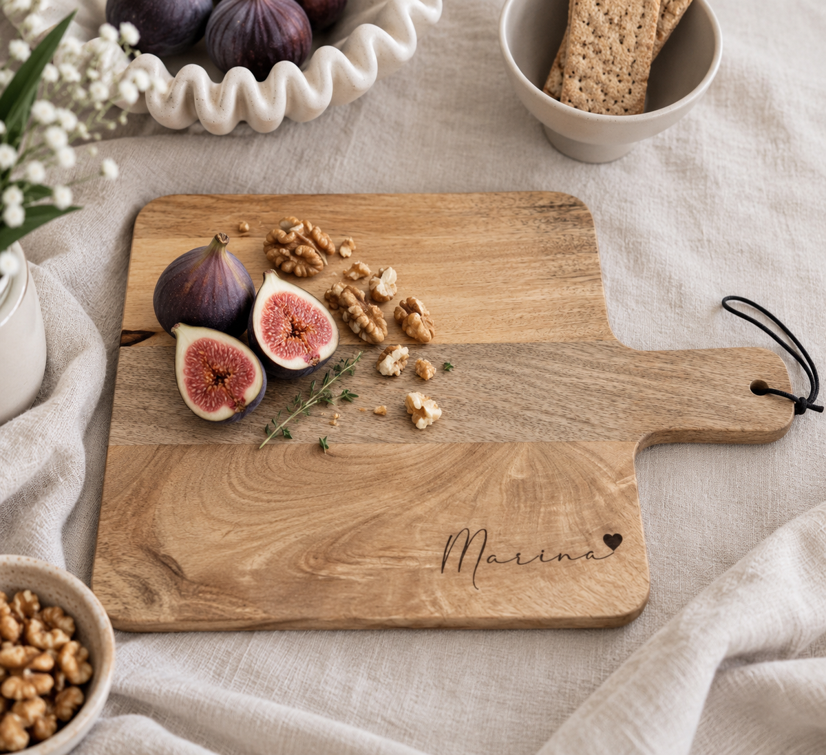 Personalisiertes Schneidebrett mit Namen & Herz | Graviertes Holzbrett Geschenk für Paare, Hochzeit oder Weihnachten