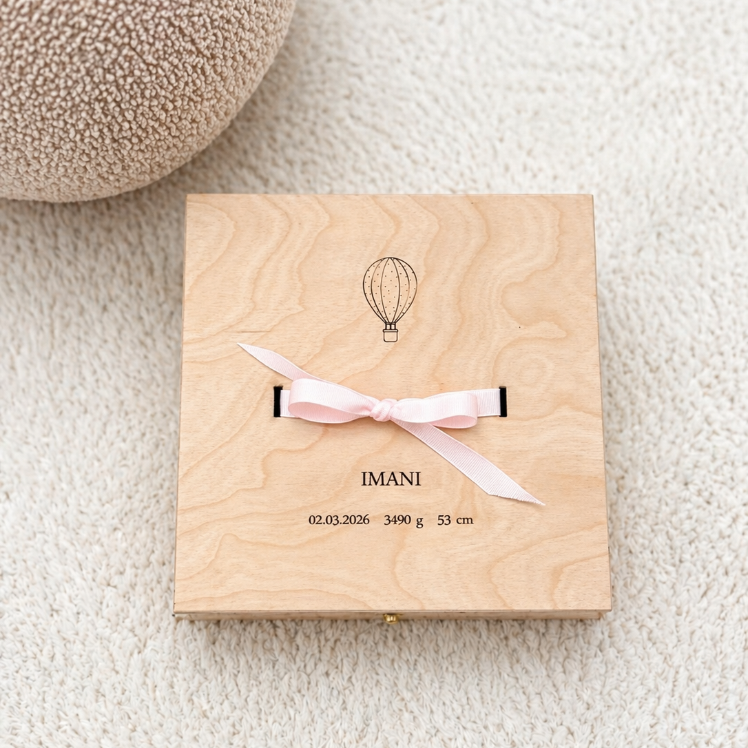 Erinnerungsbox zur Geburt personalisiert mit Heißluftballon – Baby Geschenkbox mit Karte & Platz für Fotos, Andenken & erstes Jahr