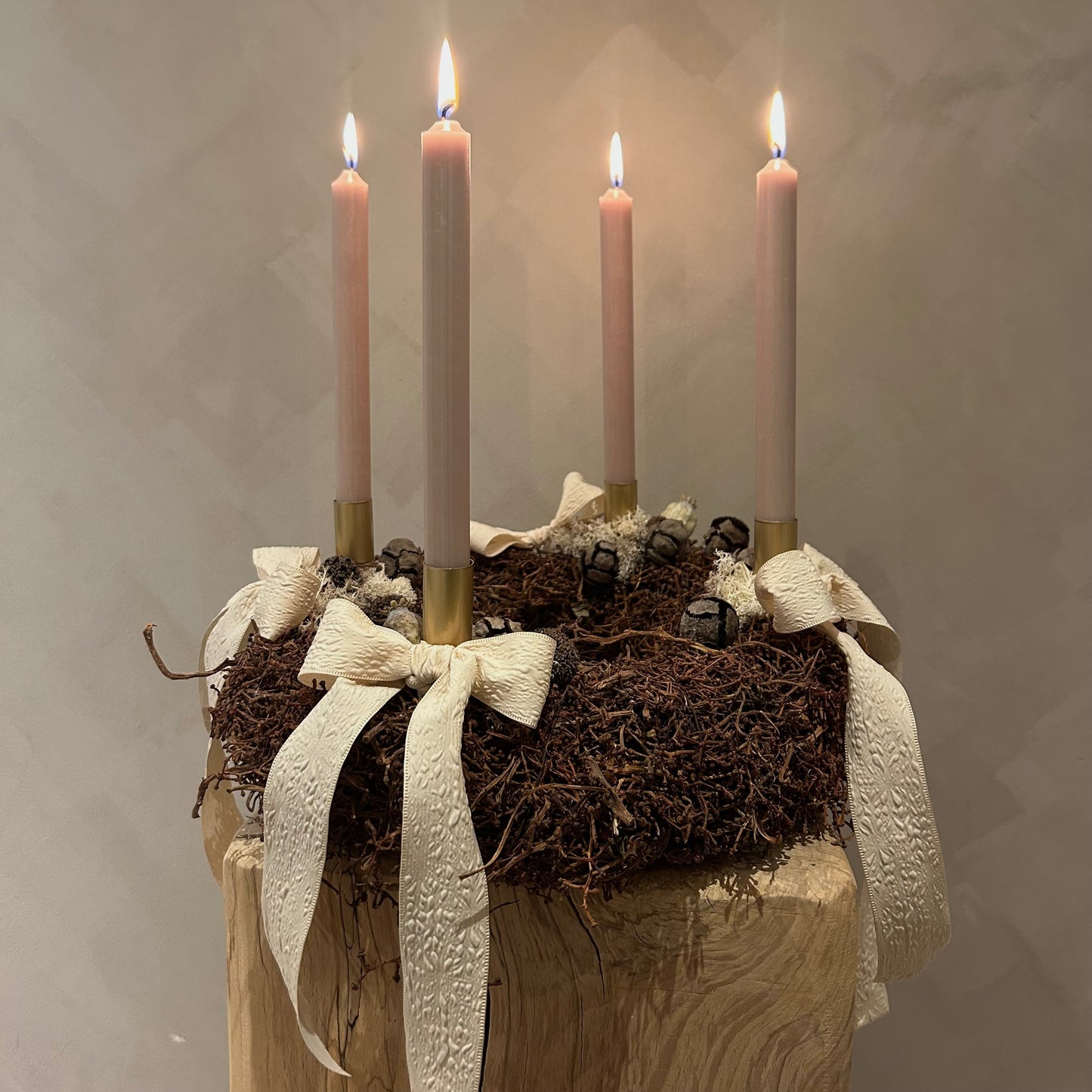 Natürlicher Adventskranz aus Weinrebe, Islandmoos & Zapfen – stilvolle Weihnachtsdeko im modernen Look