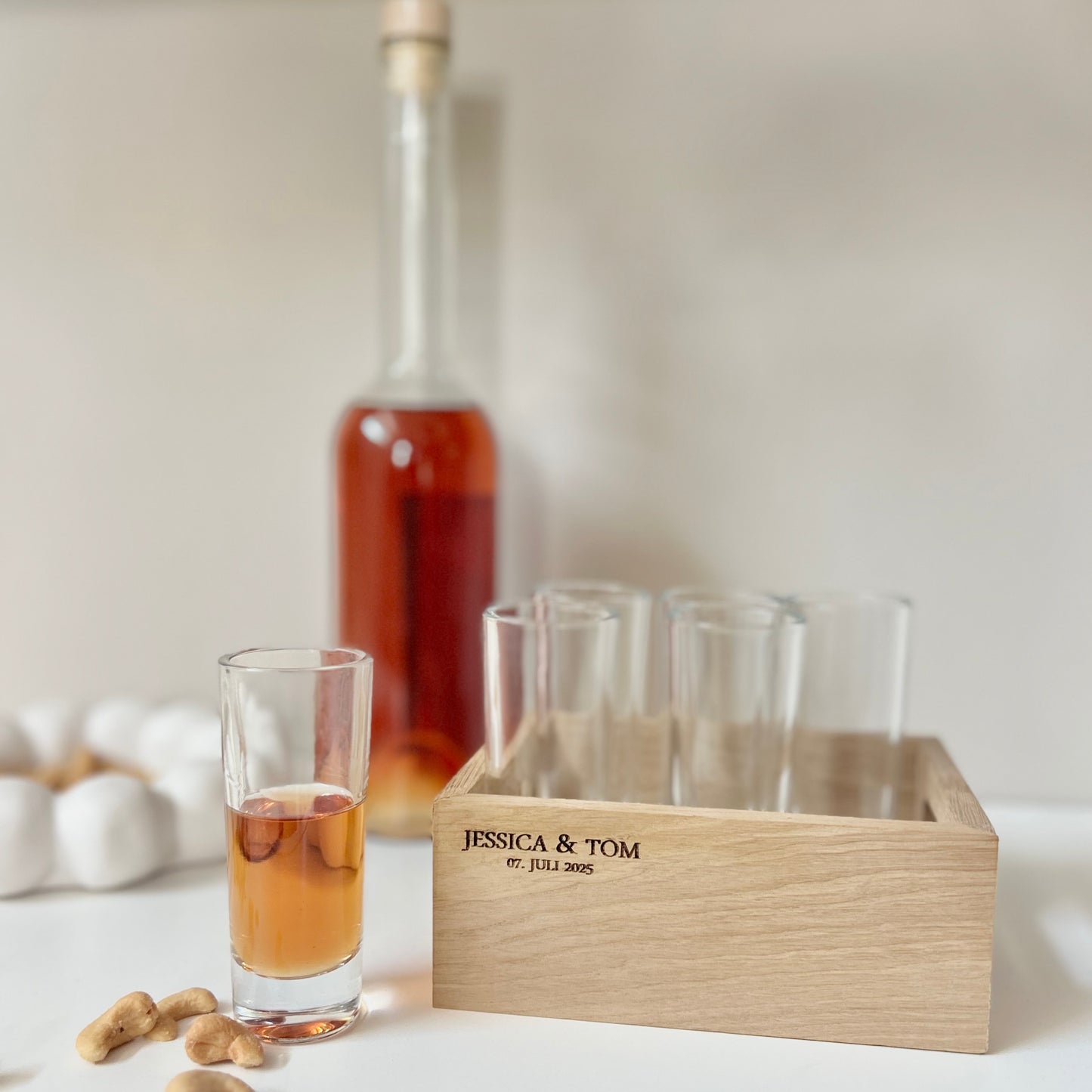 Personalisiertes Schnapstablett aus Eichenholz – mit Gravur & 6 Gläsern