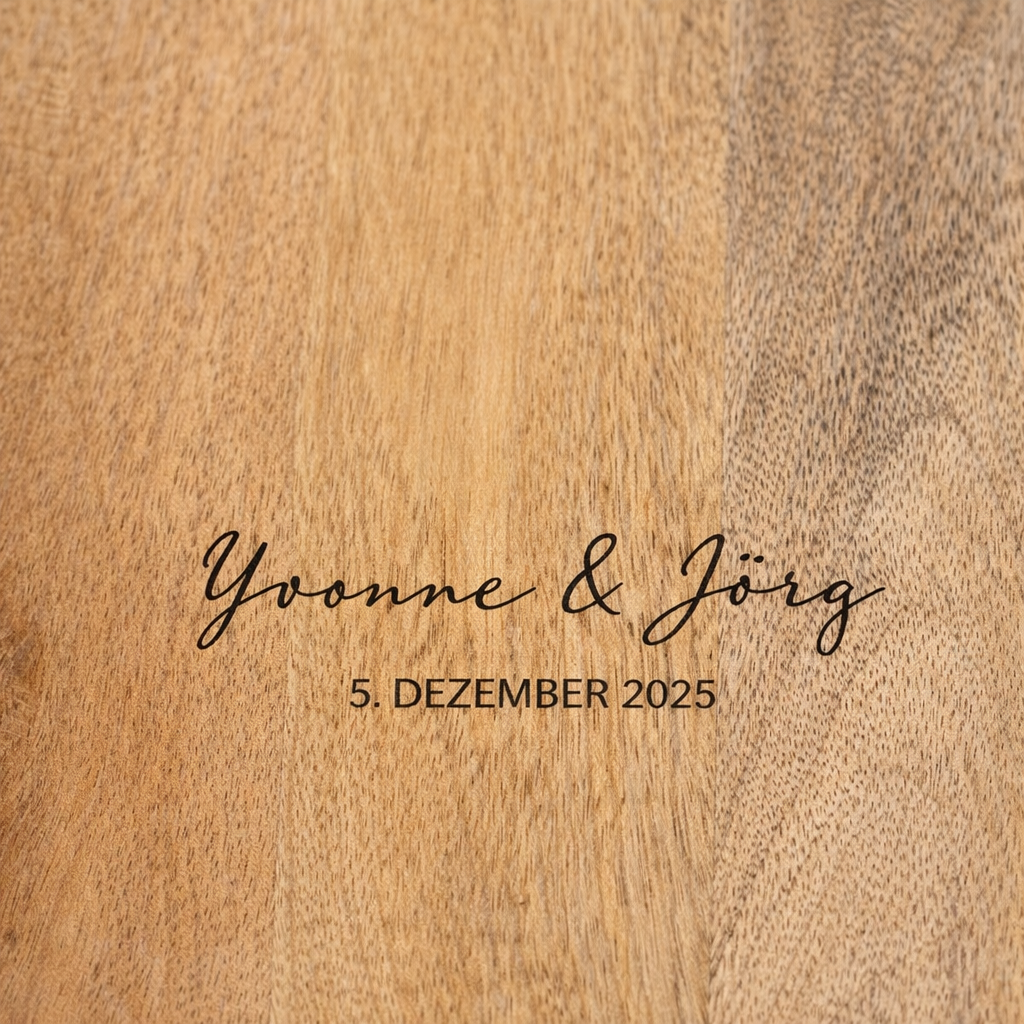 Einzugsgeschenk personalisiert: Schneidebrett aus Holz mit individueller Gravur