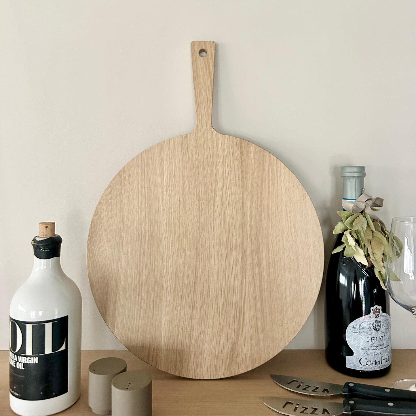 Premium Pizzabrett aus massiver Eiche mit Griff – handgefertigt