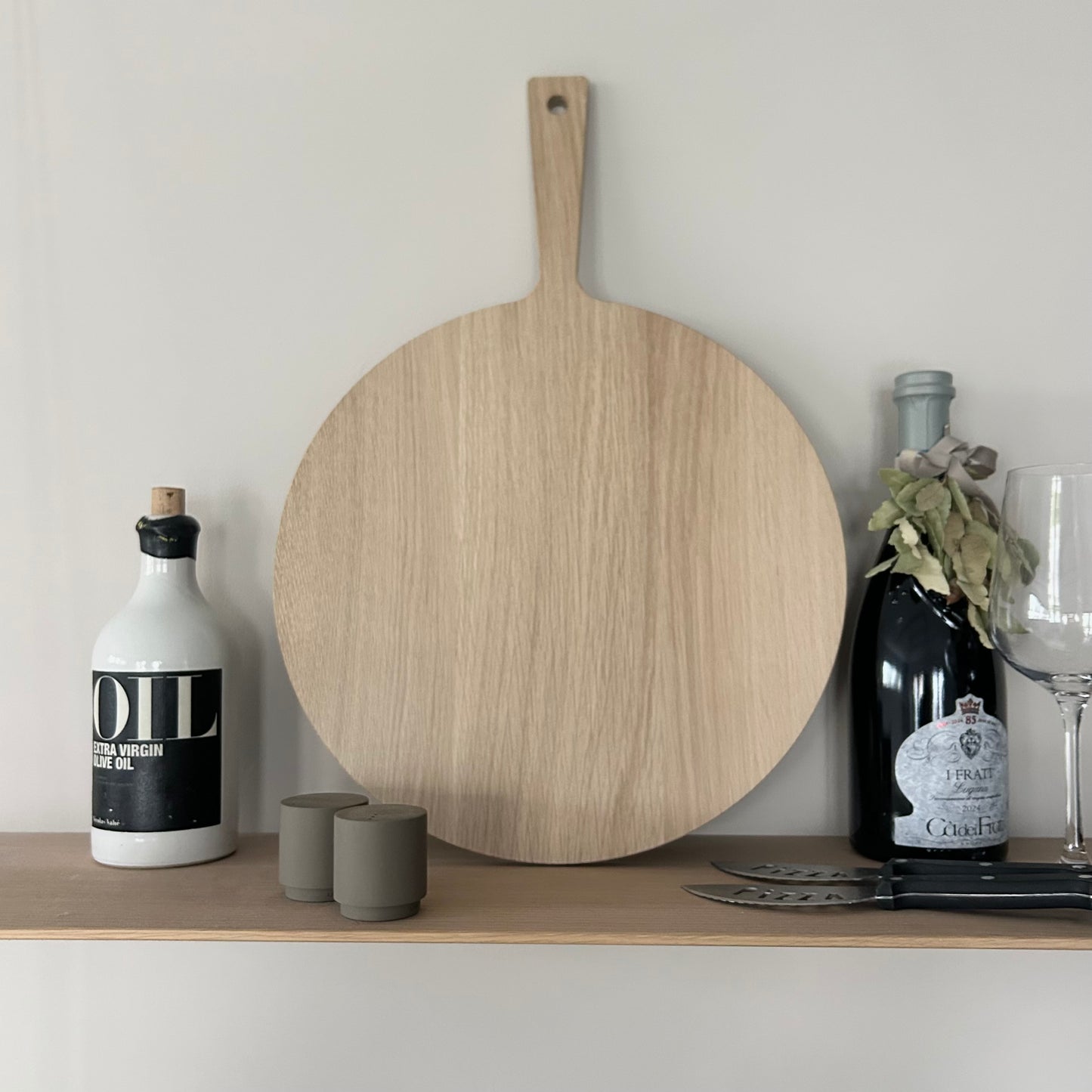 Premium Pizzabrett aus massiver Eiche mit Griff – handgefertigt