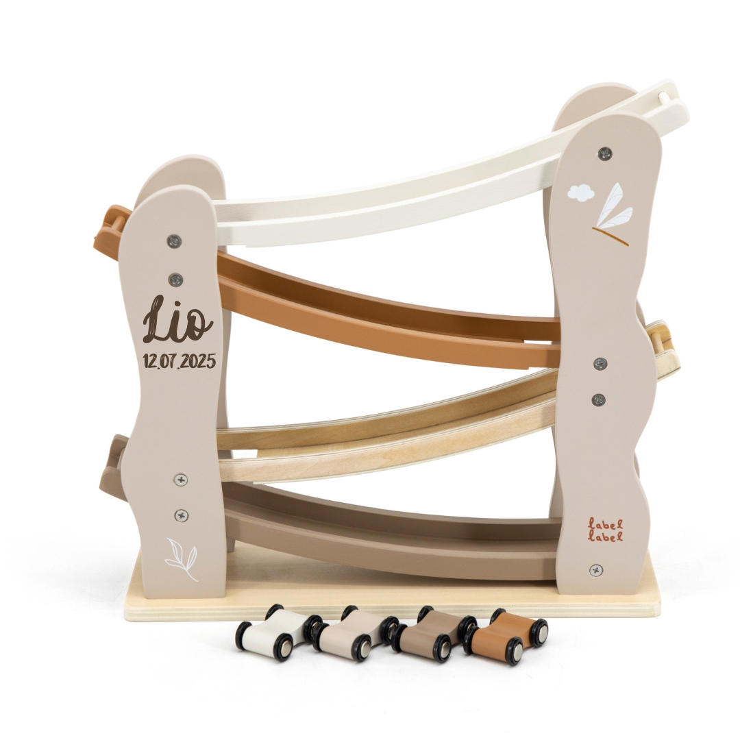 Label Label Car Slider – Beige/Nougat | Personalisierbar mit Name & Datum | Holz-Autorutsche