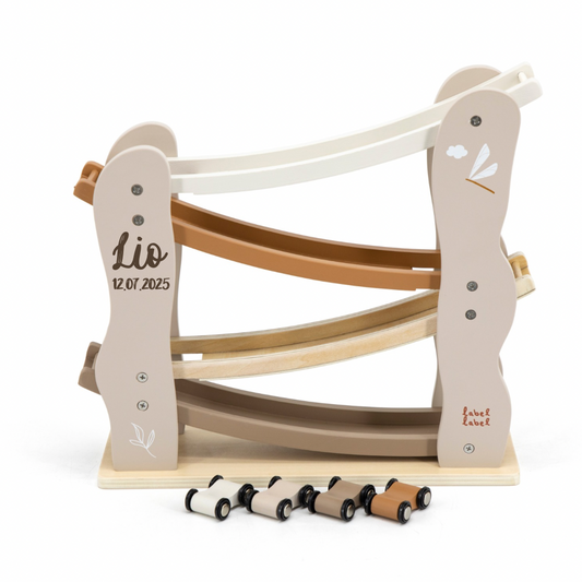 Label Label Car Slider – Beige/Nougat | Personalisierbar mit Name & Datum | Holz-Autorutsche