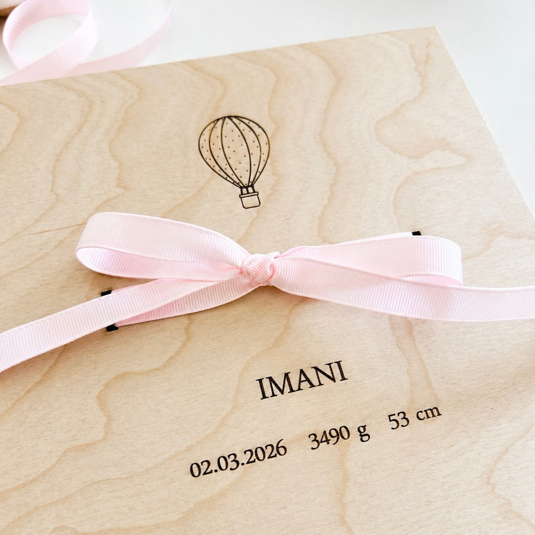 Erinnerungsbox zur Geburt personalisiert mit Heißluftballon – Baby Geschenkbox mit Karte & Platz für Fotos, Andenken & erstes Jahr