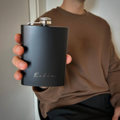 Flachmann mit Wunschname schwarz - 3D Konfigurator - selbst gestalten