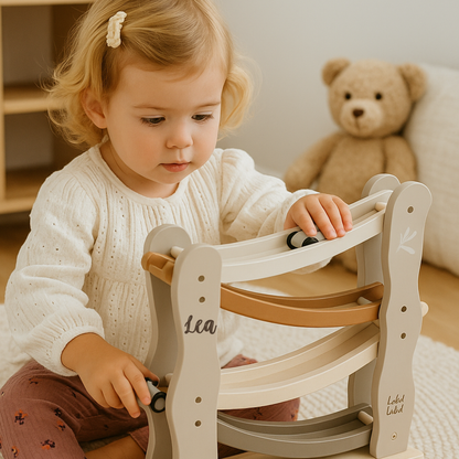 Label Label Car Slider – Beige/Nougat | Personalisierbar mit Name & Datum | Holz-Autorutsche