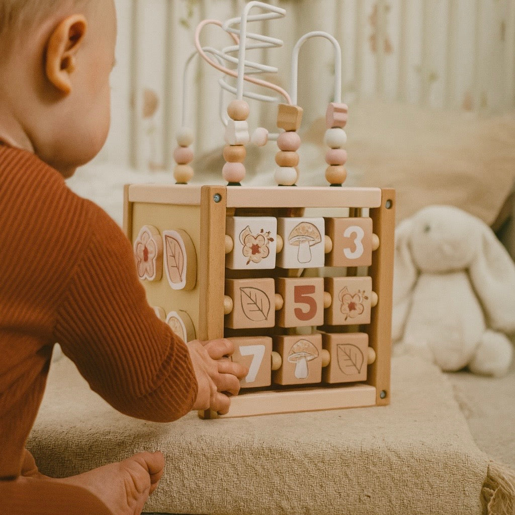 Motorikwürfel Reh Ella aus Holz – Spielerisch lernen, entdecken & personalisierenl