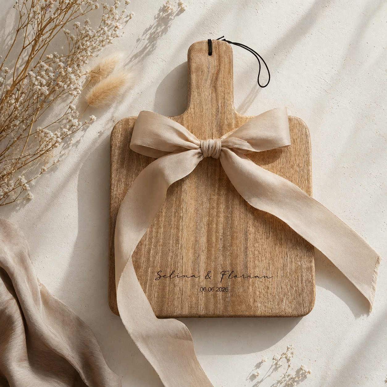 Einzugsgeschenk personalisiert: Schneidebrett aus Holz mit individueller Gravur