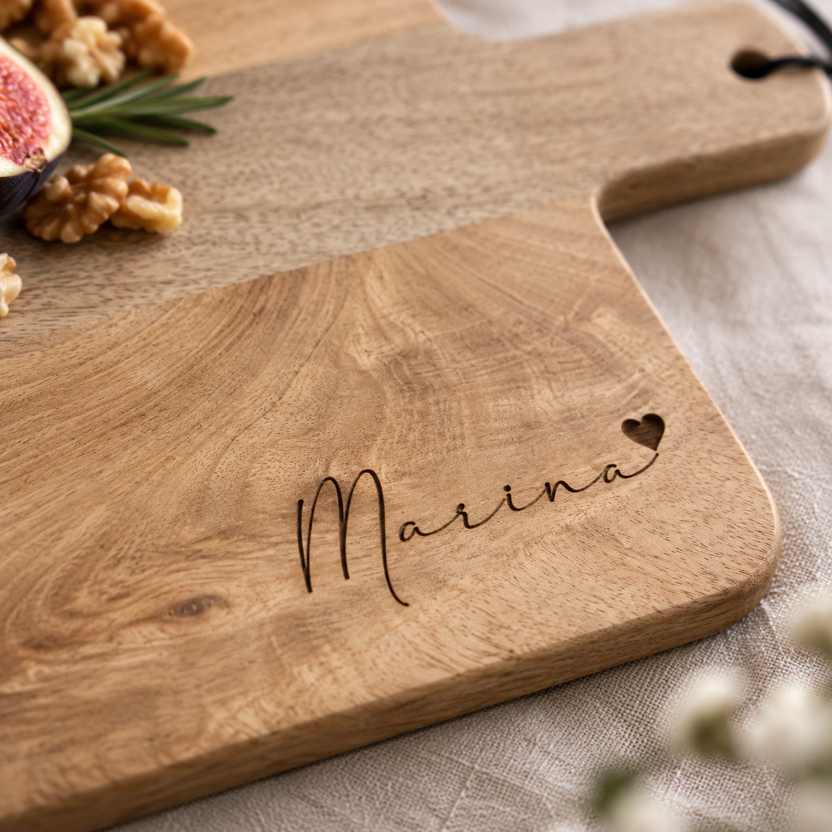 Personalisiertes Schneidebrett mit Namen & Herz | Graviertes Holzbrett Geschenk für Paare, Hochzeit oder Weihnachten