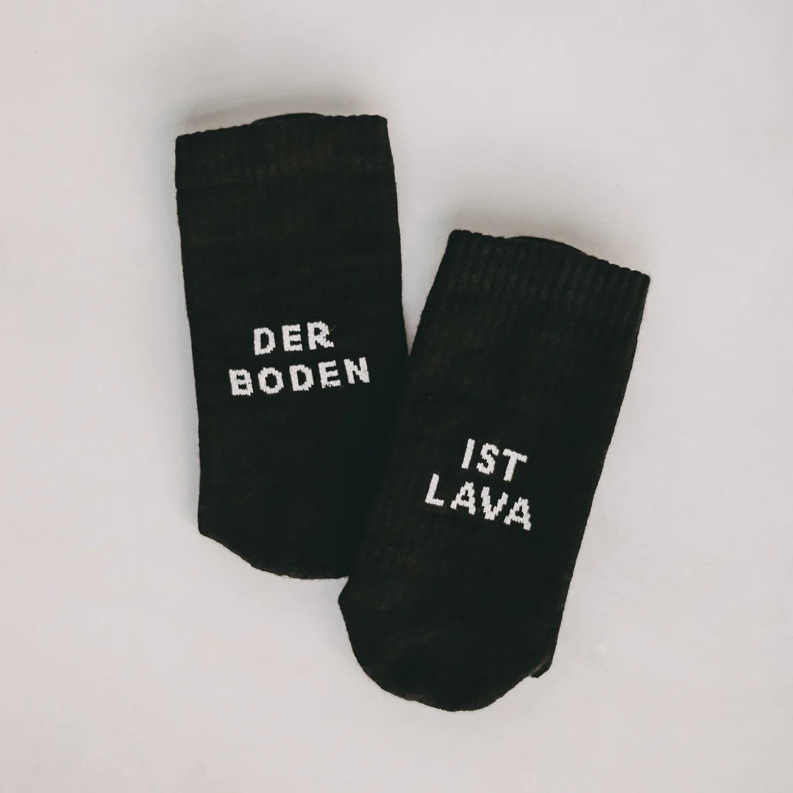 Eulenschnitt Socken schwarz „Der Boden ist Lava „