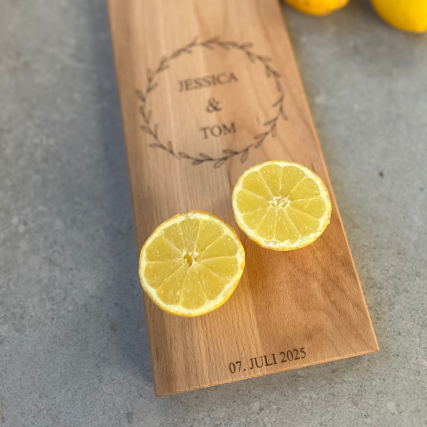 Personalisiertes Schneidebrett aus Buchenholz – Hochzeitsgeschenk mit Gravur