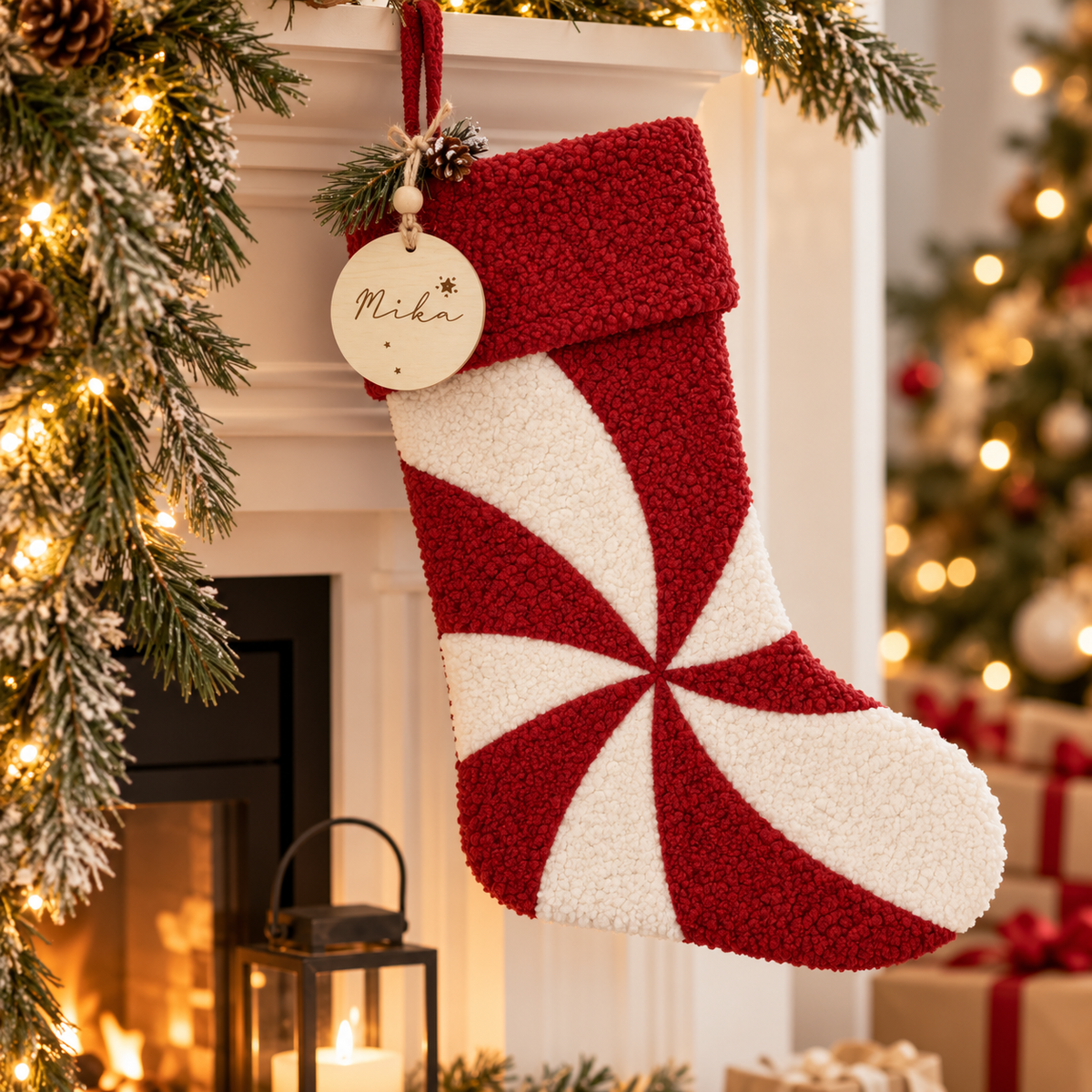 Personalisierter Weihnachtsstrumpf mit Namen & Holzanhänger – Rot/Creme