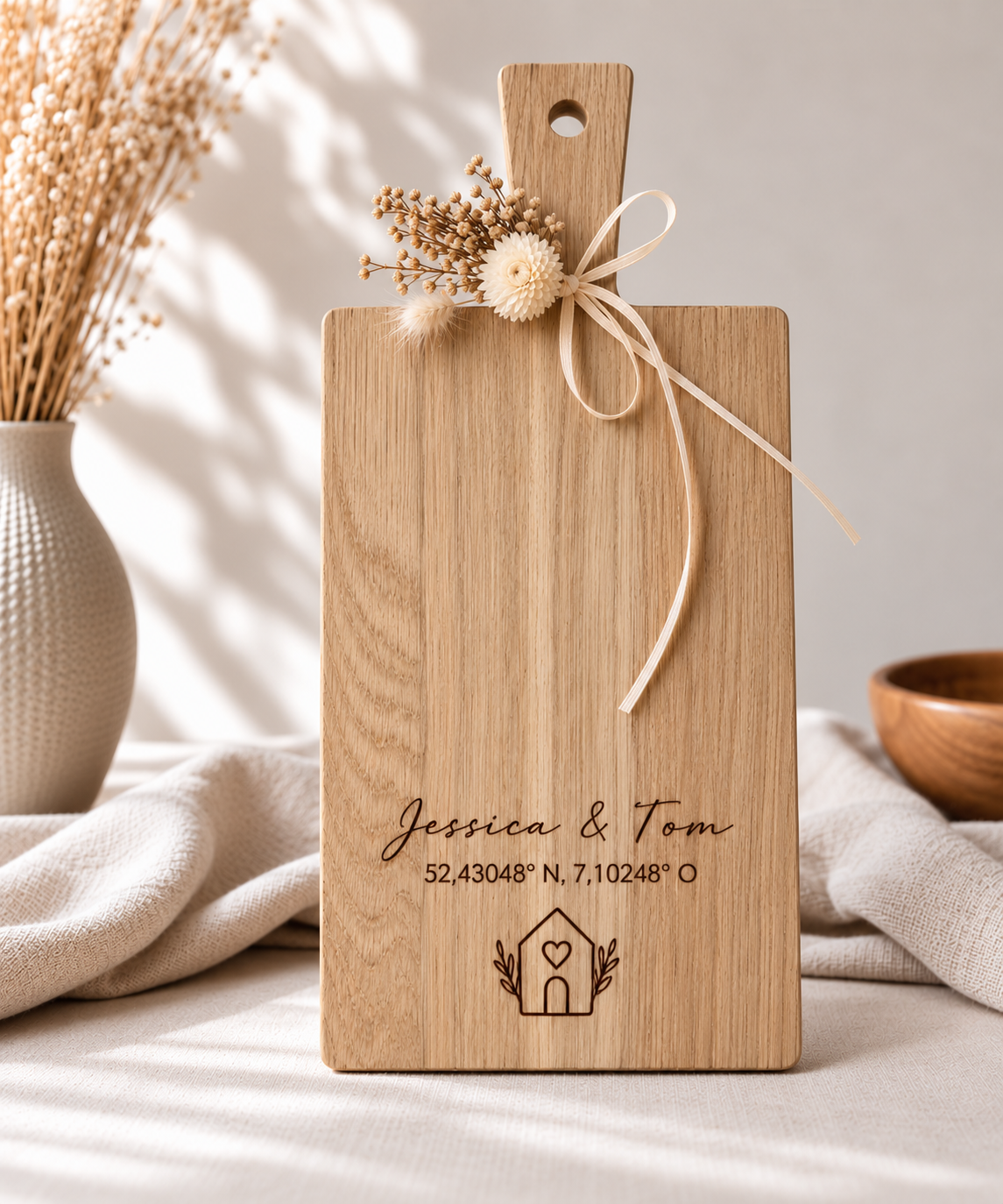 Personalisiertes Eichen-Schneidebrett mit Haus & Herz – Einzugsgeschenk