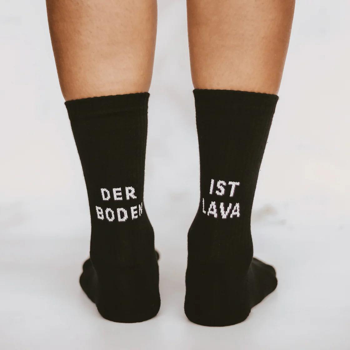 Eulenschnitt Socken schwarz „Der Boden ist Lava „