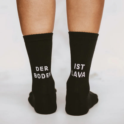 Eulenschnitt Socken schwarz „Der Boden ist Lava „