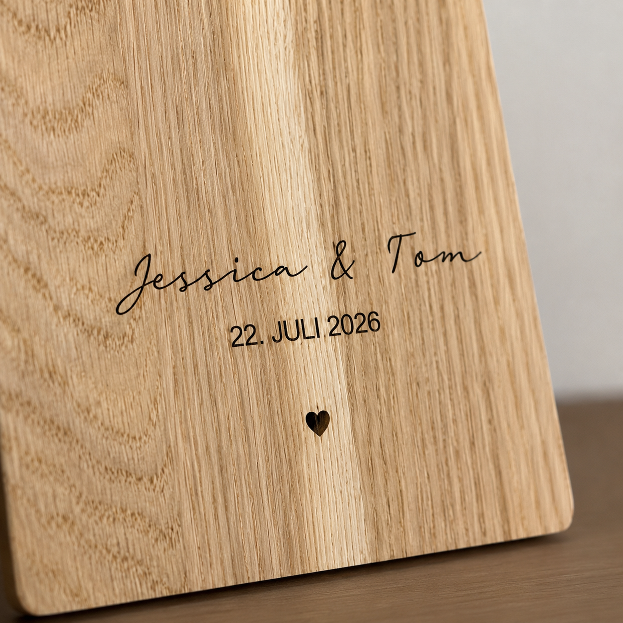 Personalisiertes Schneidebrett aus Eiche mit Gravur & Herz – Eichenbrett mit Griff | Hochzeitsgeschenk & Geschenk zur Einweihung
