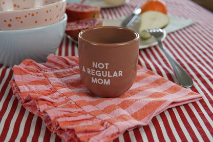 Sisi Tasse „Not a Regular Mom“ – handgefertigte Keramiktasse
