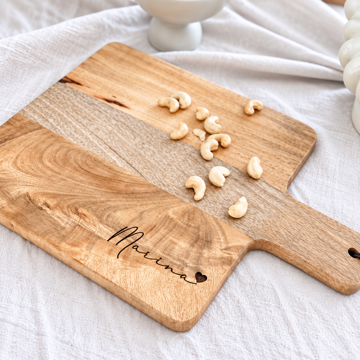 Personalisiertes Schneidebrett mit Namen & Herz | Graviertes Holzbrett Geschenk für Paare, Hochzeit oder Weihnachten