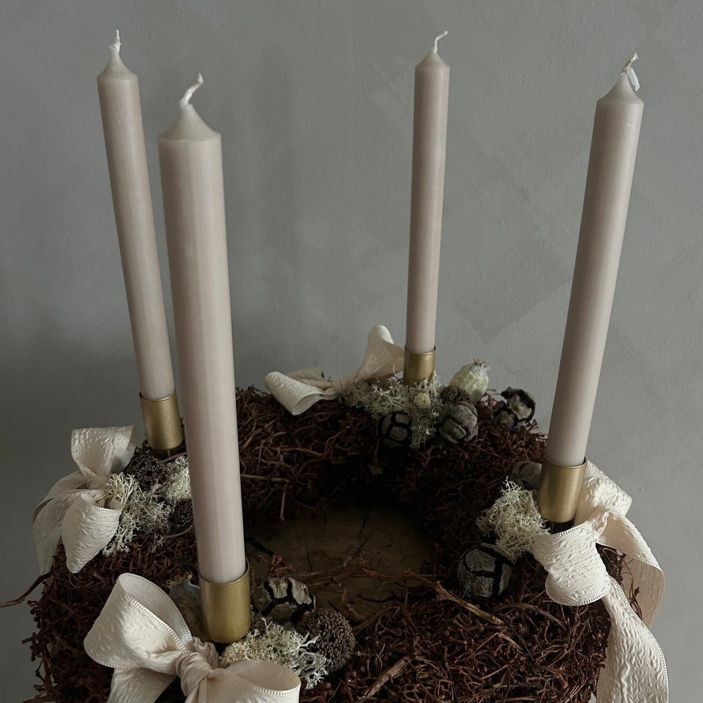 Natürlicher Adventskranz aus Weinrebe, Islandmoos & Zapfen – stilvolle Weihnachtsdeko im modernen Look