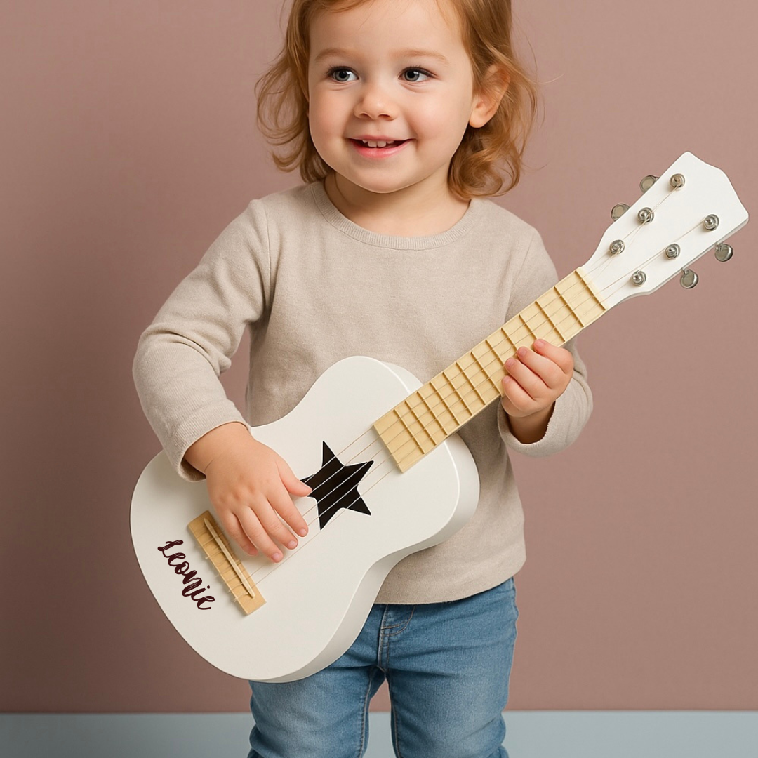 Personalisierte Holz-Kinder-Gitarre in Weiß – mit Stern-Schallloch
