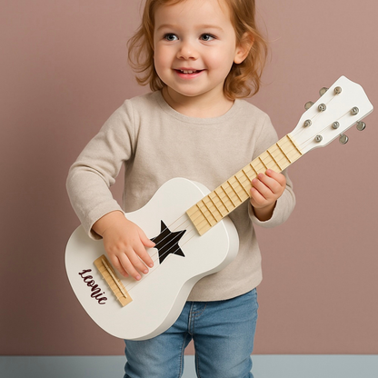 Personalisierte Holz-Kinder-Gitarre in Weiß – mit Stern-Schallloch