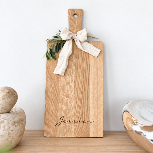 Personalisiertes Schneidebrett aus Eichenholz mit Namen – Liebevolles Geschenk zur Einweihung, Hochzeit & Geburtstag
