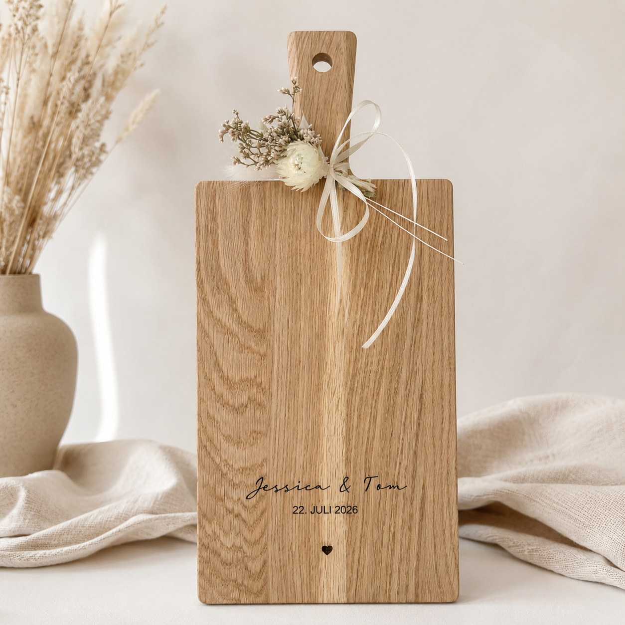 Personalisiertes Schneidebrett aus Eiche mit Gravur & Herz – Eichenbrett mit Griff | Hochzeitsgeschenk & Geschenk zur Einweihung