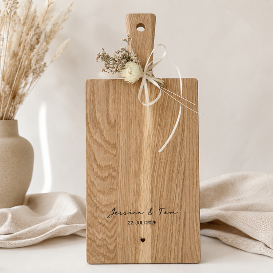 Personalisiertes Schneidebrett aus Eiche mit Gravur & Herz – Eichenbrett mit Griff | Hochzeitsgeschenk & Geschenk zur Einweihung
