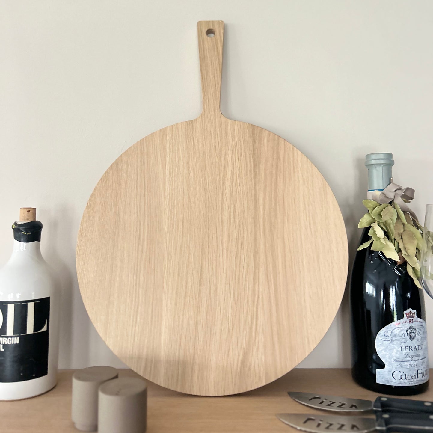 Premium Pizzabrett aus massiver Eiche mit Griff – handgefertigt