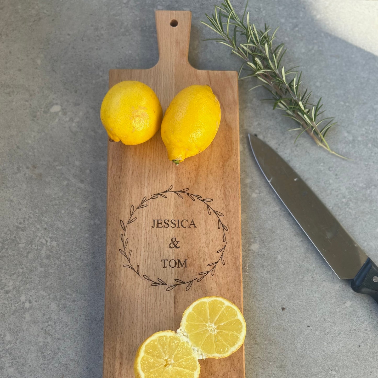 Personalisiertes Schneidebrett aus Buchenholz – Hochzeitsgeschenk mit Gravur