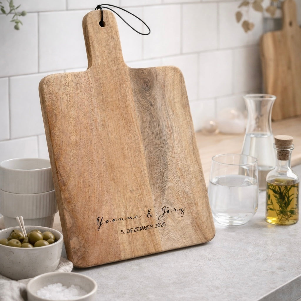 Einzugsgeschenk personalisiert: Schneidebrett aus Holz mit individueller Gravur
